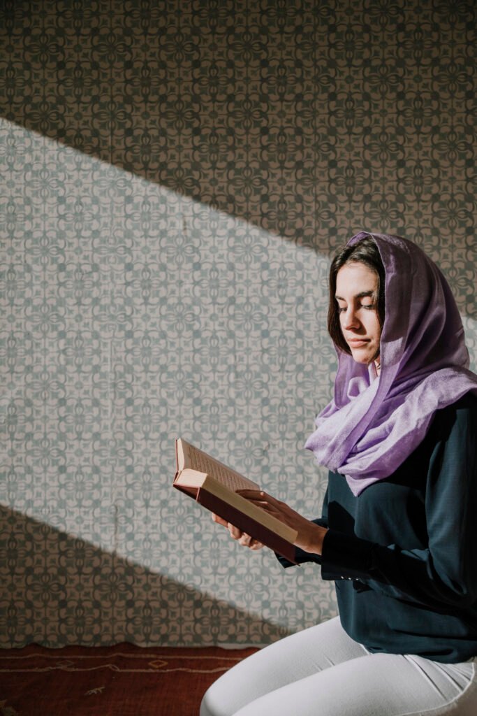 muslim woman reading quran Learning Quran online for adults with Tajweed